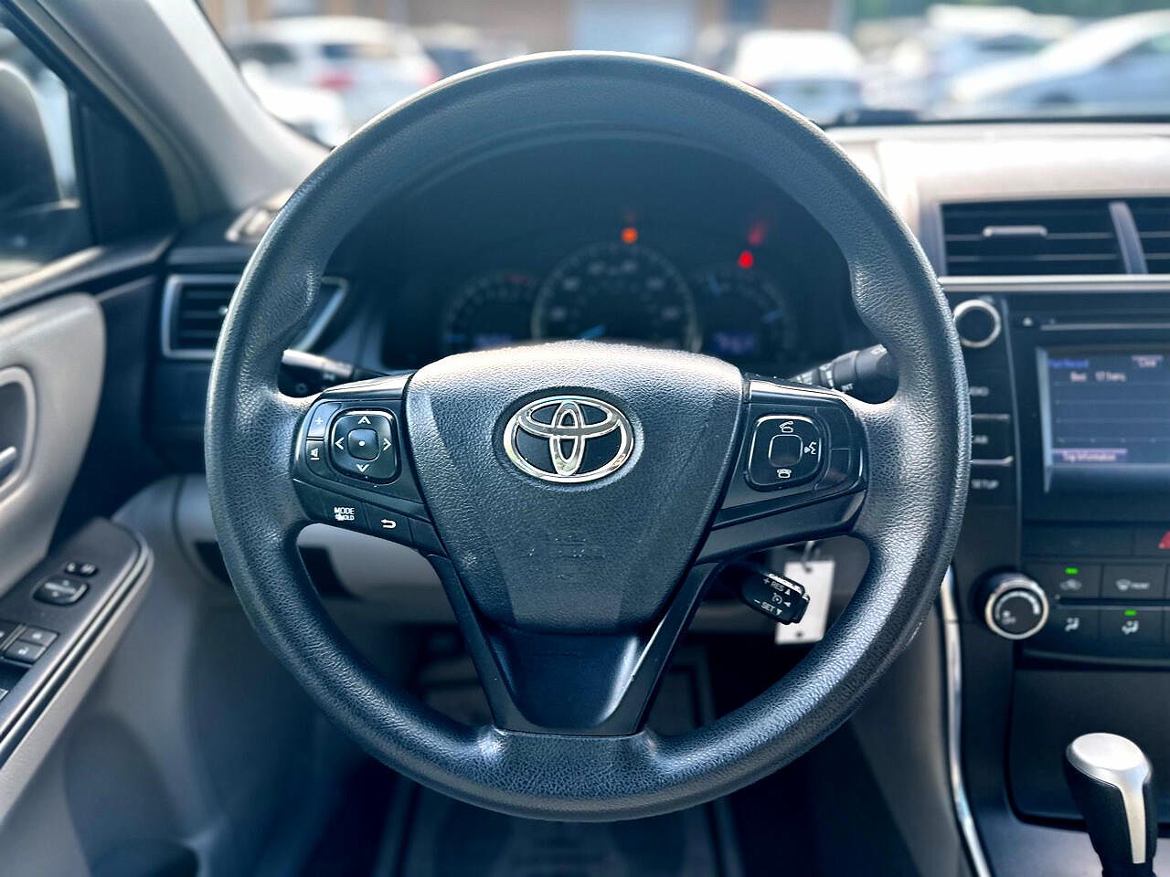 2015 Toyota Camry LE image 31