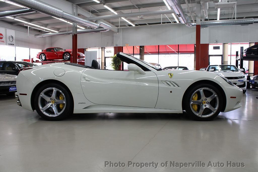 2013 Ferrari California null image 16