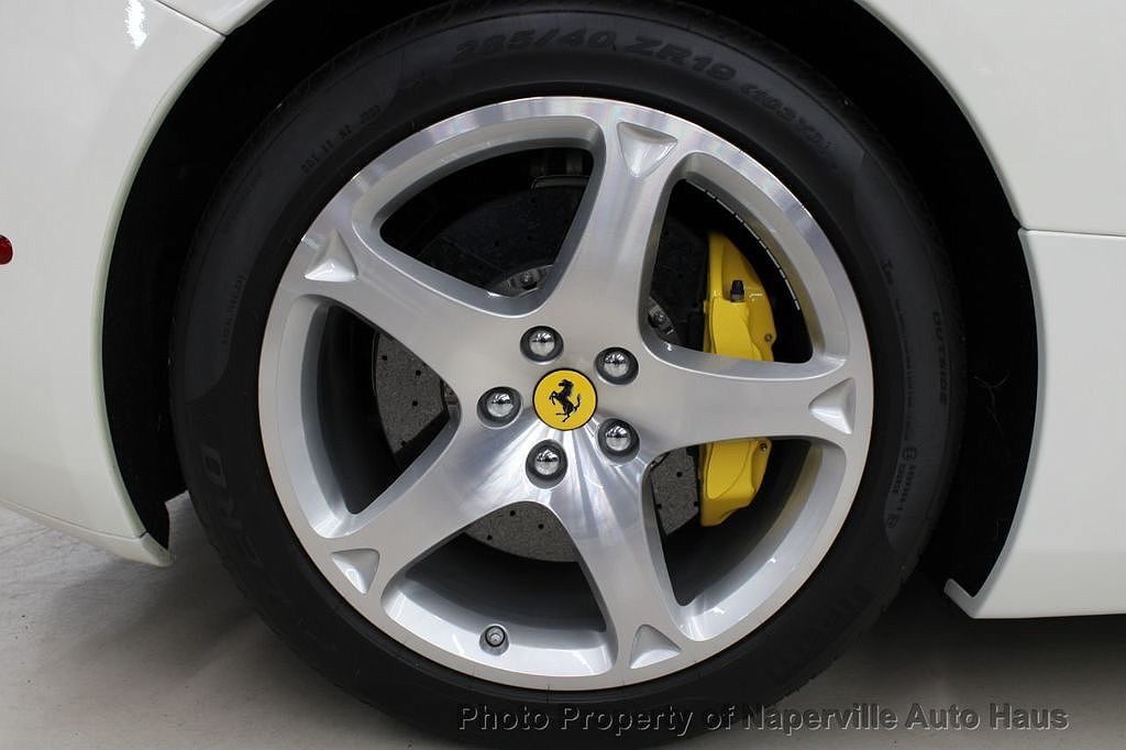 2013 Ferrari California null image 18