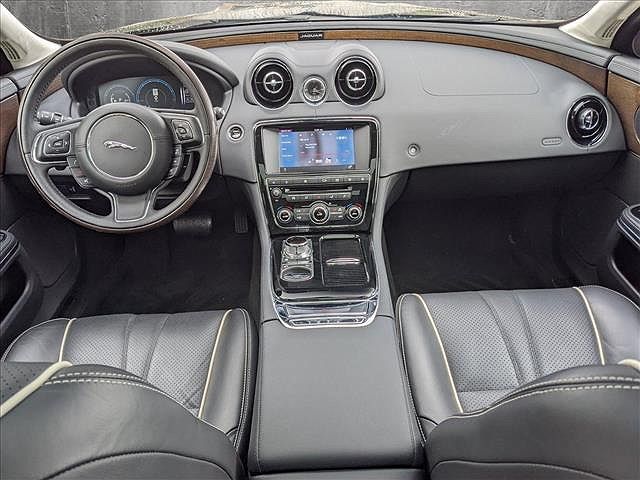 2016 Jaguar XJ Supercharged image 17