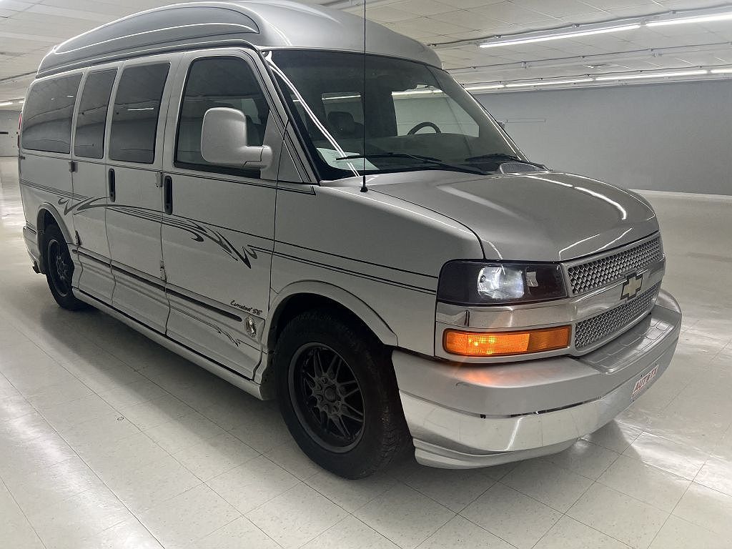 2004 Chevrolet Express 1500 image 1