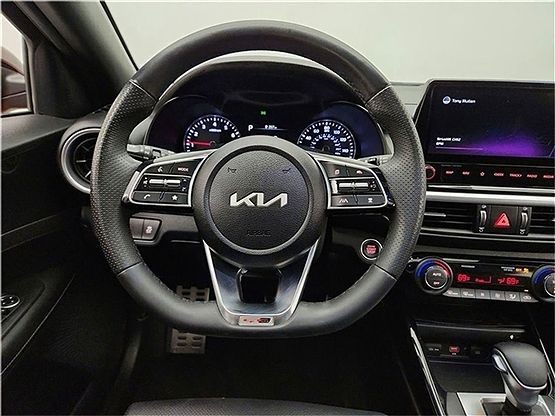 2022 Kia Forte GT-Line photo 11