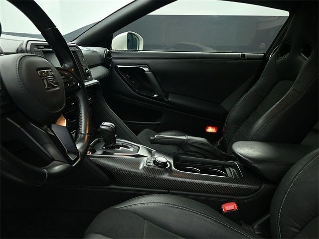 2020 Nissan GT-R Premium image 13