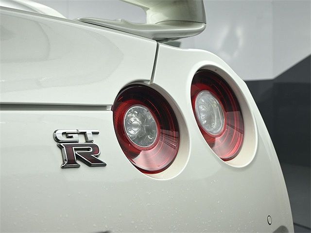 2020 Nissan GT-R Premium image 32