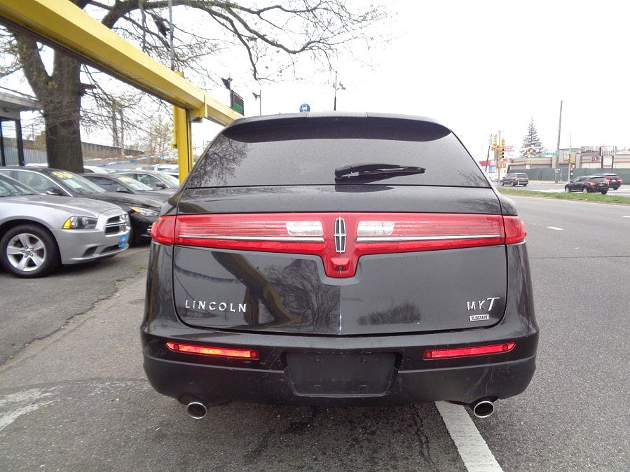 2015 Lincoln MKT Livery image 0