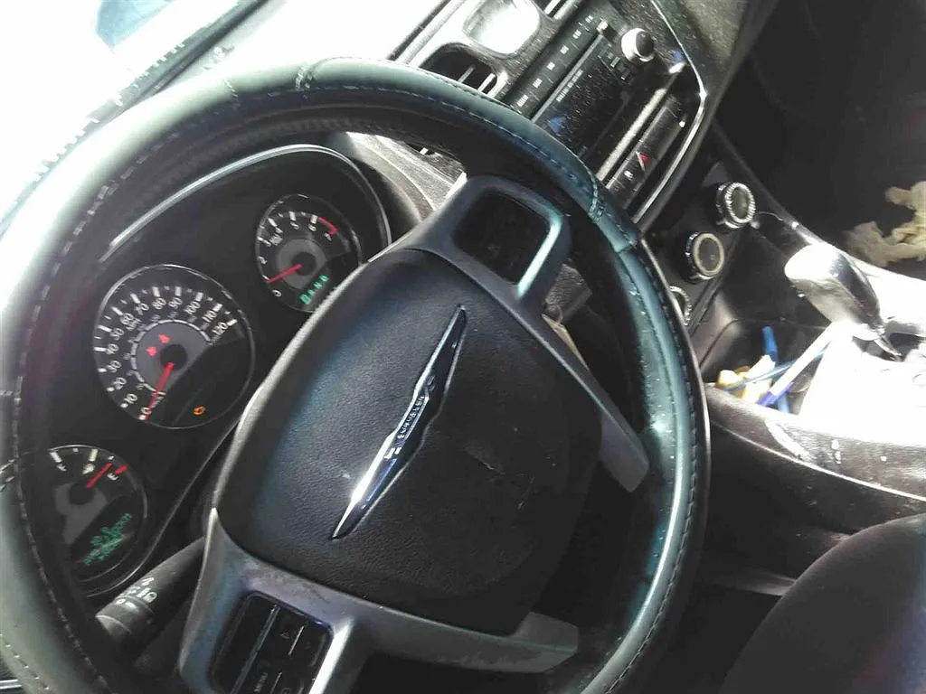 2013 Chrysler 200 Touring image 4