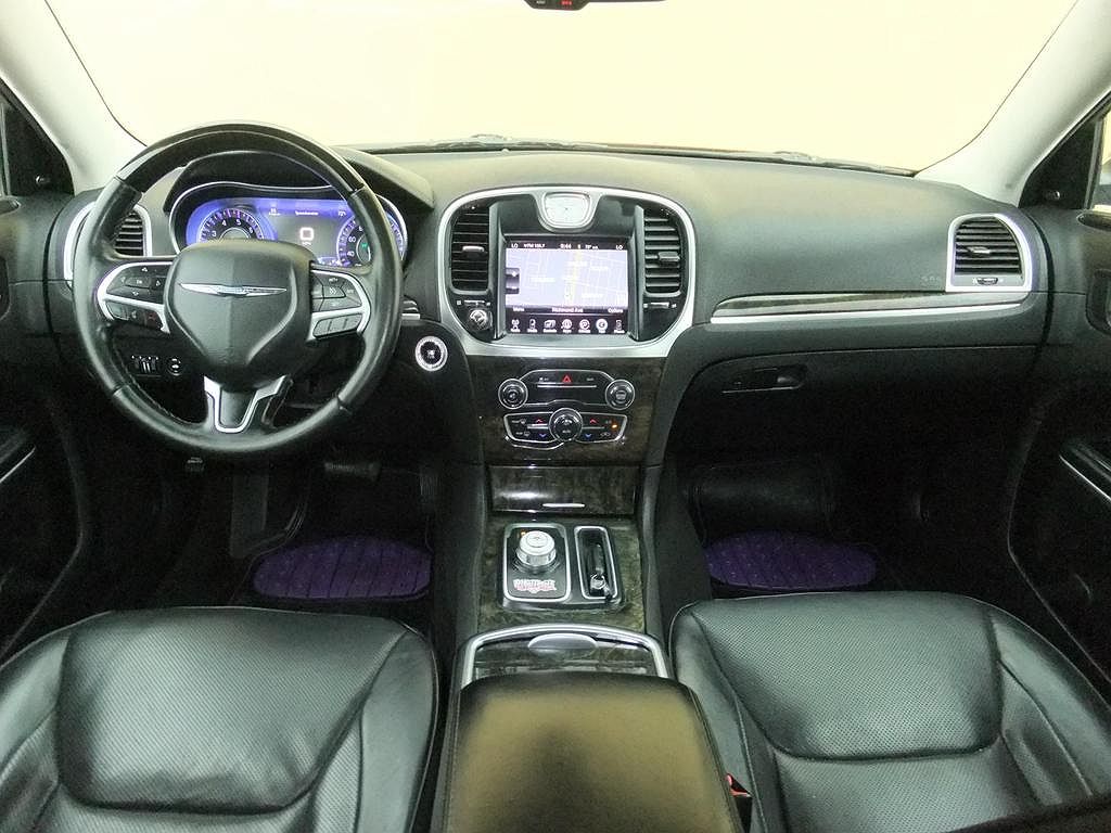 2015 Chrysler 300 C image 25