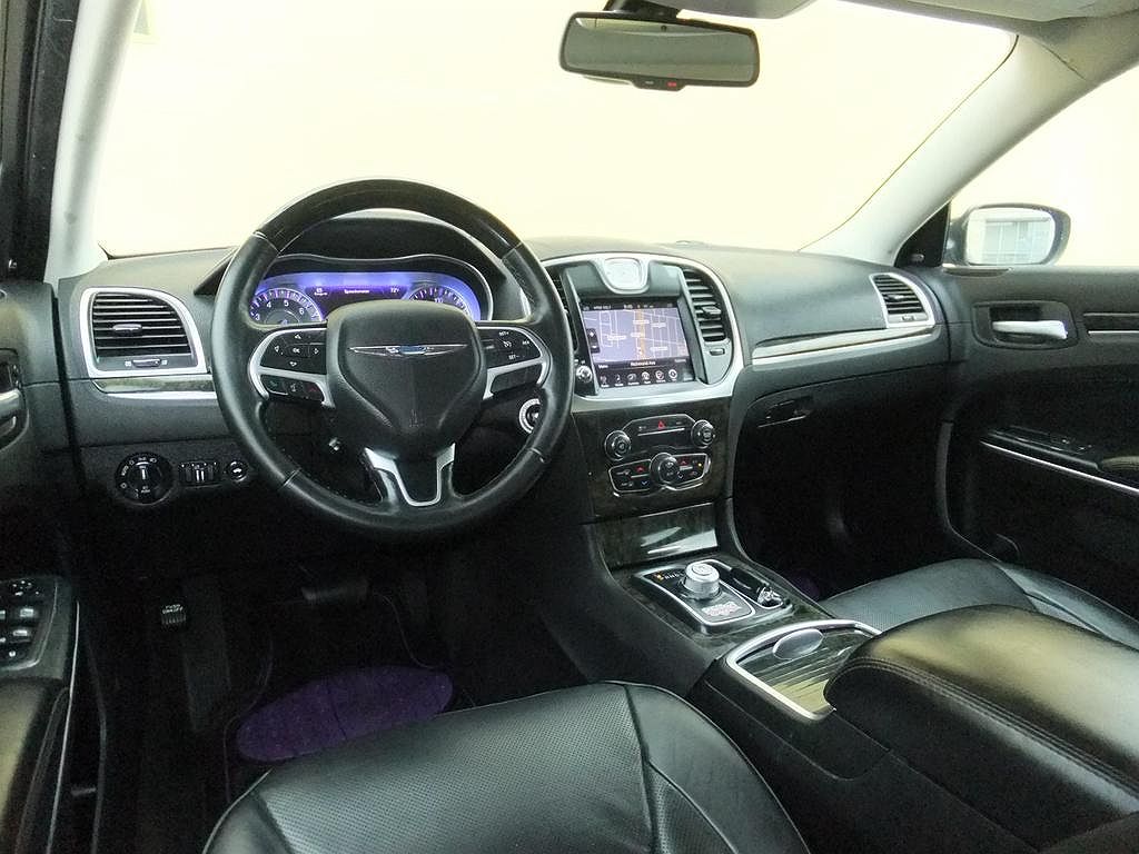 2015 Chrysler 300 C image 26