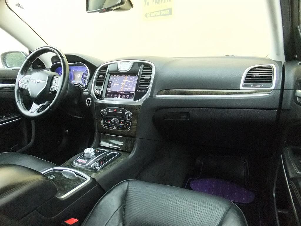 2015 Chrysler 300 C image 27