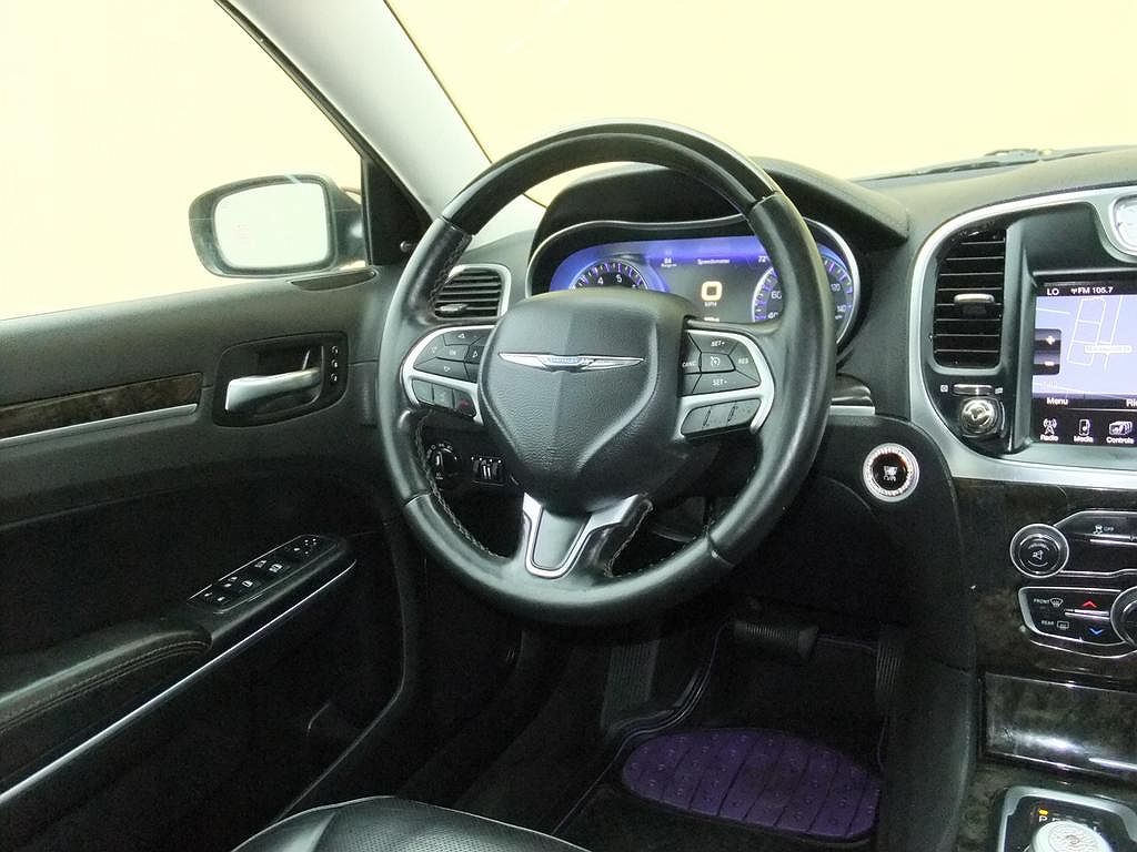 2015 Chrysler 300 C image 32